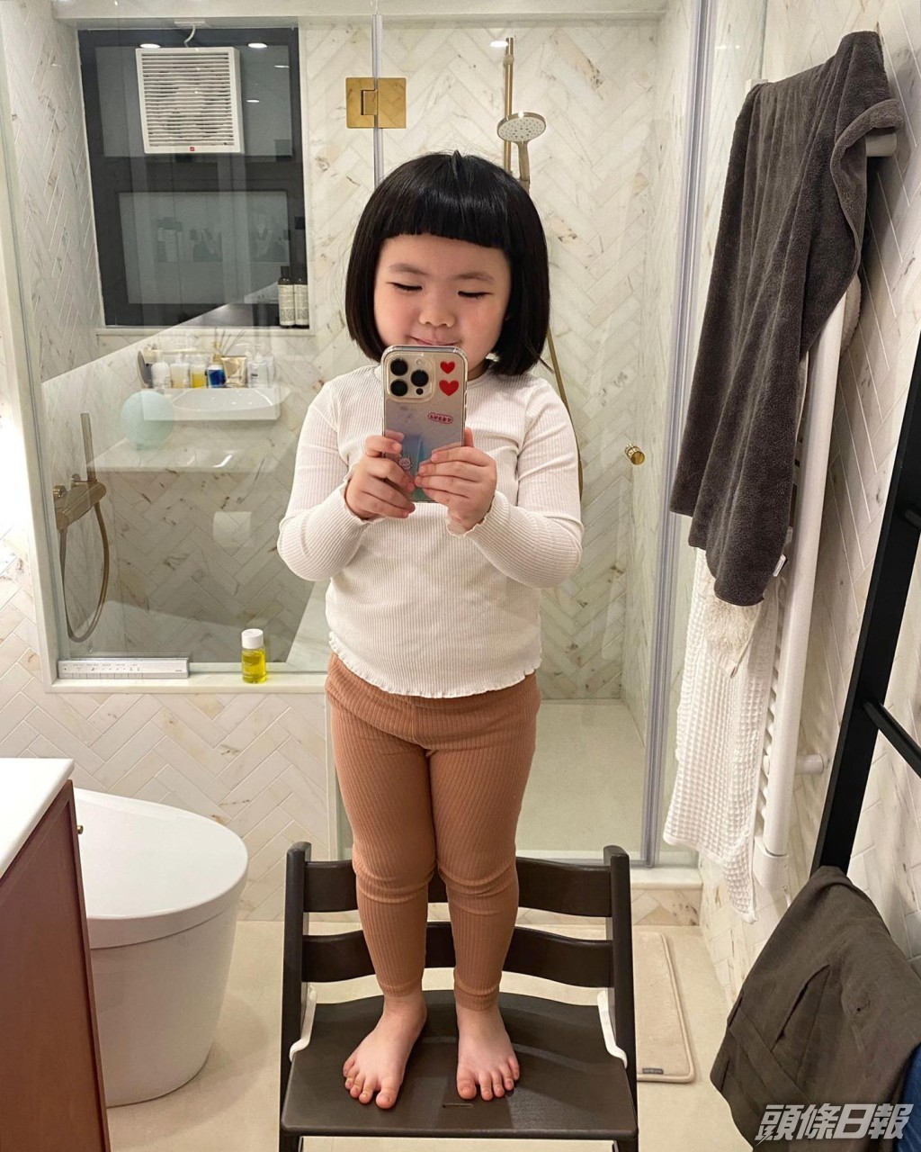 雖然話現時的摺凳比過往安全，但Lucy企高影相，但地方又窄，如果跌倒就好危險。